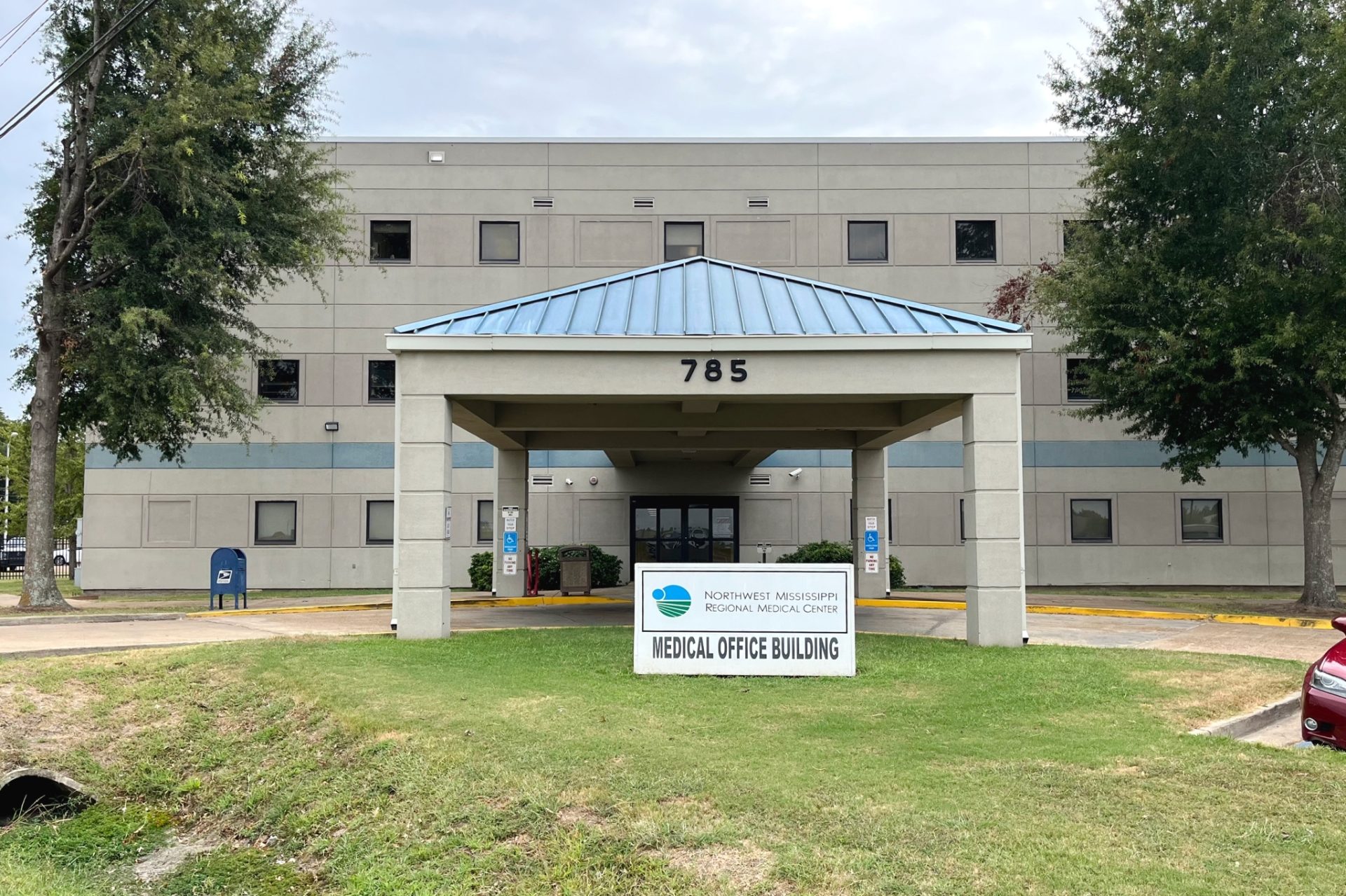 Exterior view of the medical office building housing a Mississippi kidney and nephrology practice.