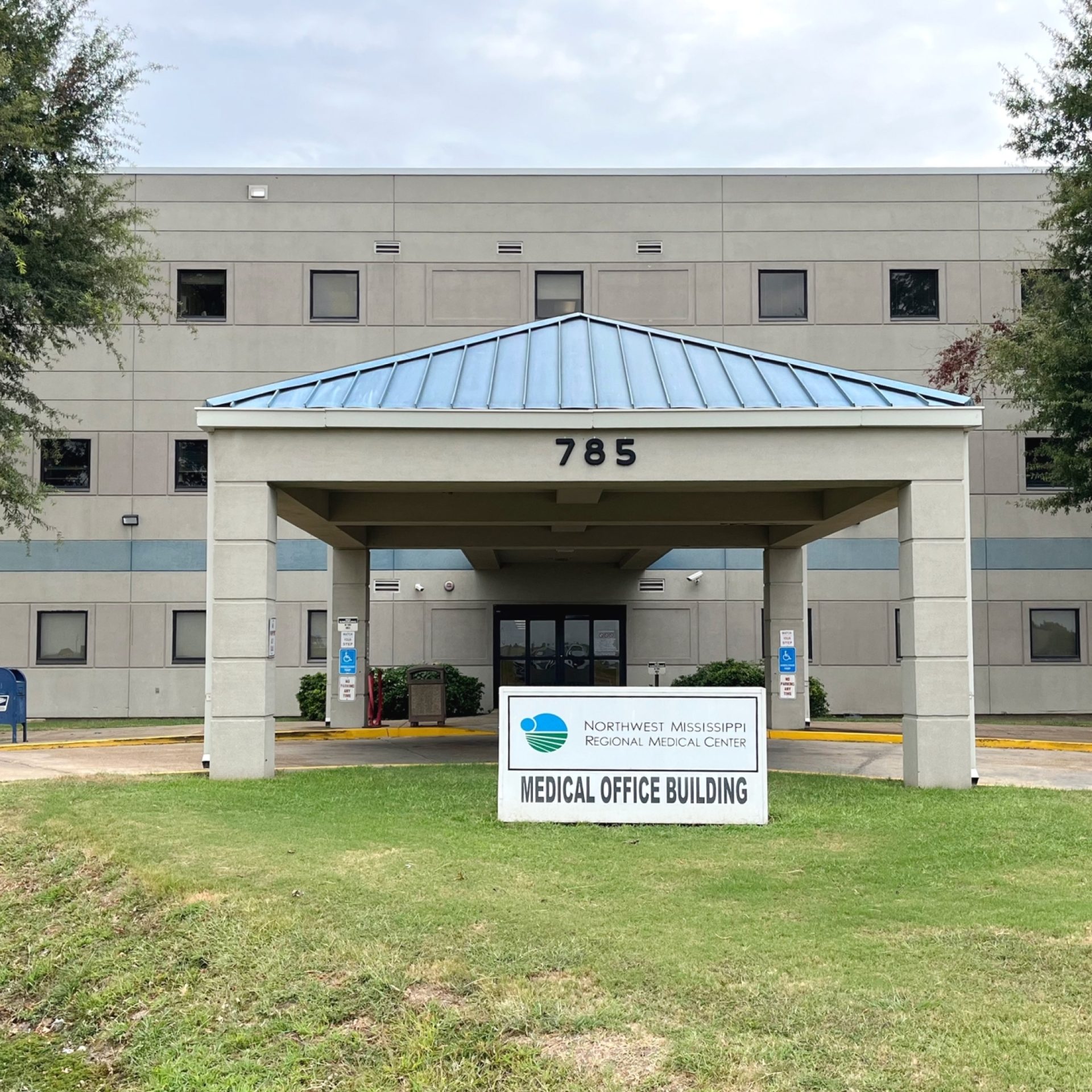 Exterior view of the medical office building housing a Mississippi kidney and nephrology practice.